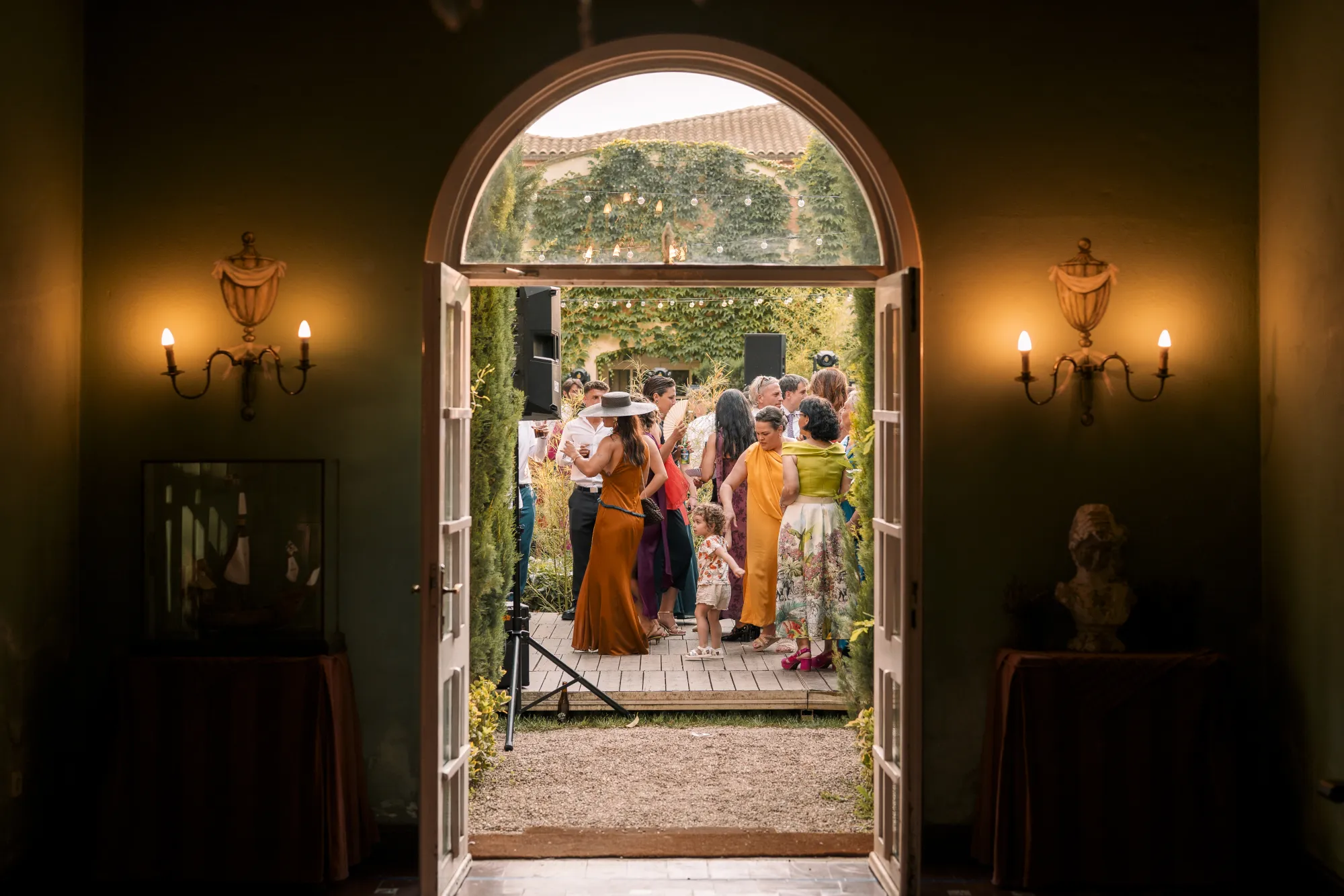 Puerta abierta al jardín durante la ceremonia