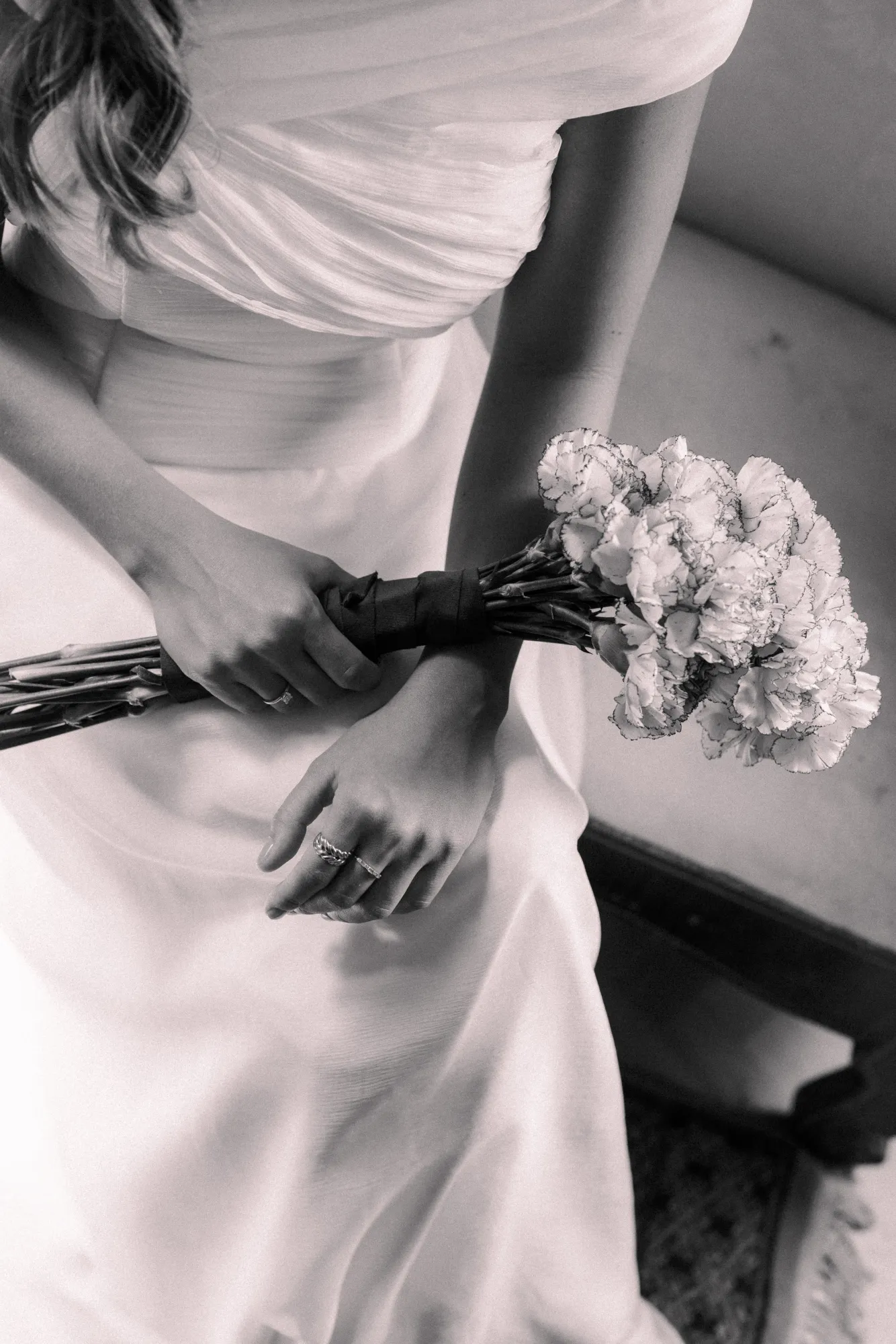 Detalle en blanco y negro del ramo de la novia