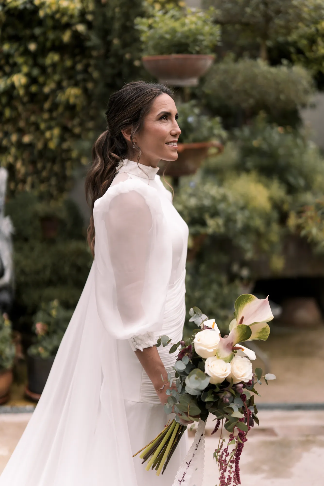 Novia con el ramo en los jardines, fotografiada por DOME Weddings