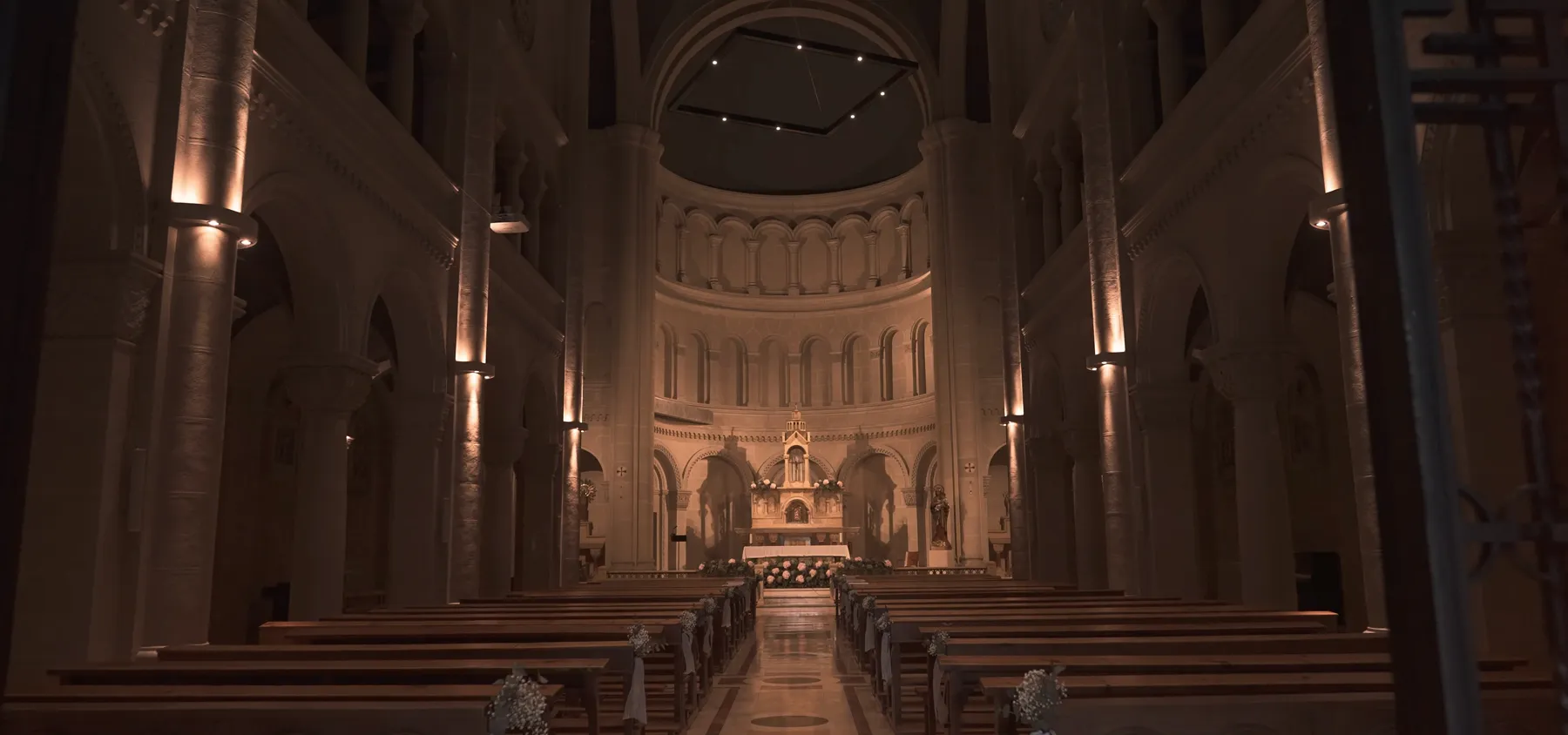 Fotograma de vídeo de boda de DOME Weddings: interior de la iglesia antes de la ceremonia