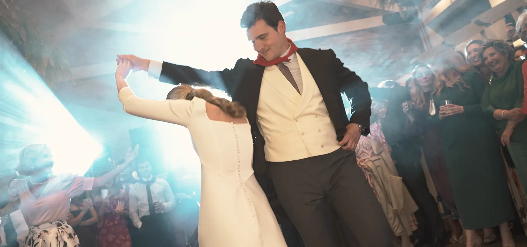 Fotograma de vídeo de boda de DOME Weddings: los novios bailan en la fiesta