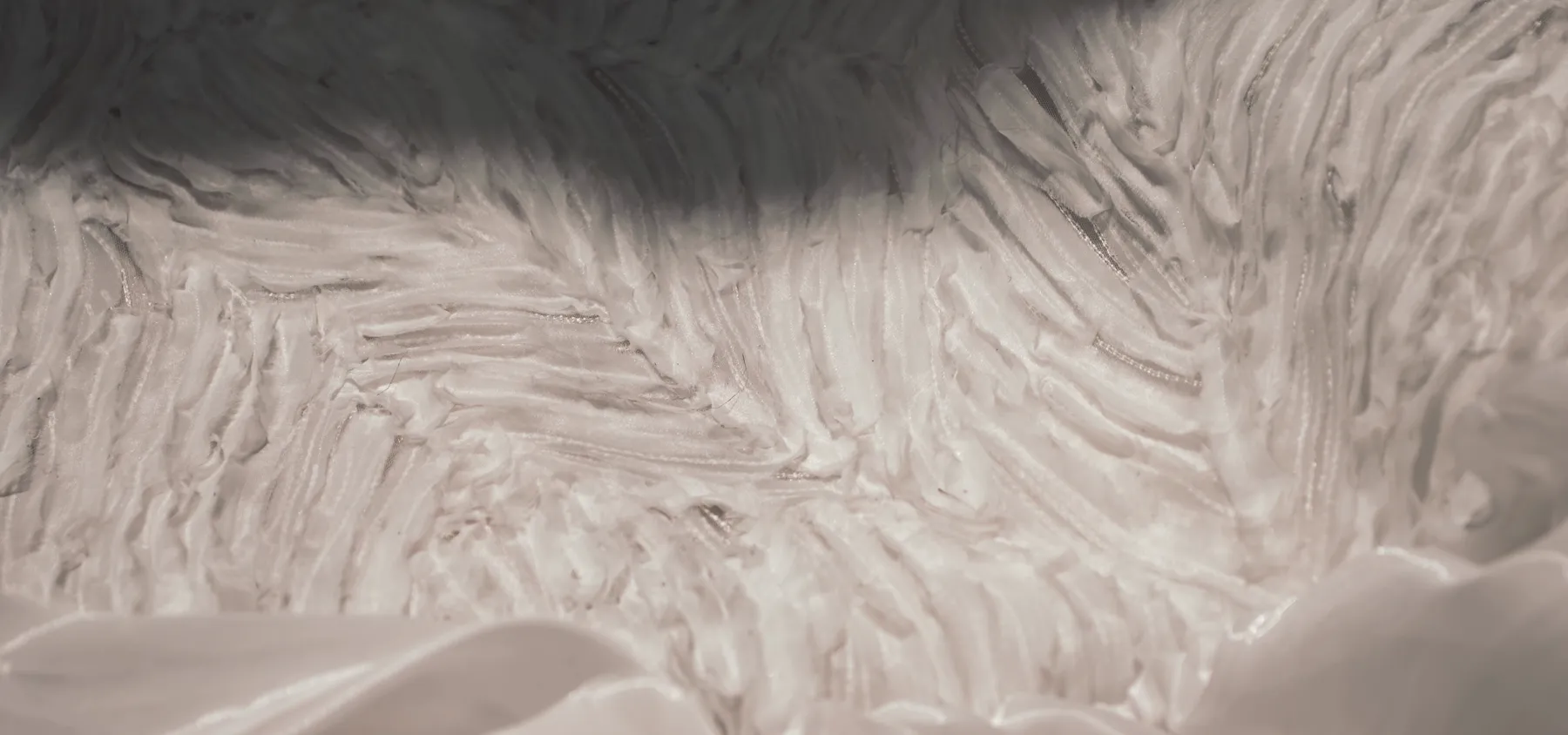 Fotograma de vídeo de boda de DOME Weddings: detalle del vestido de la novia