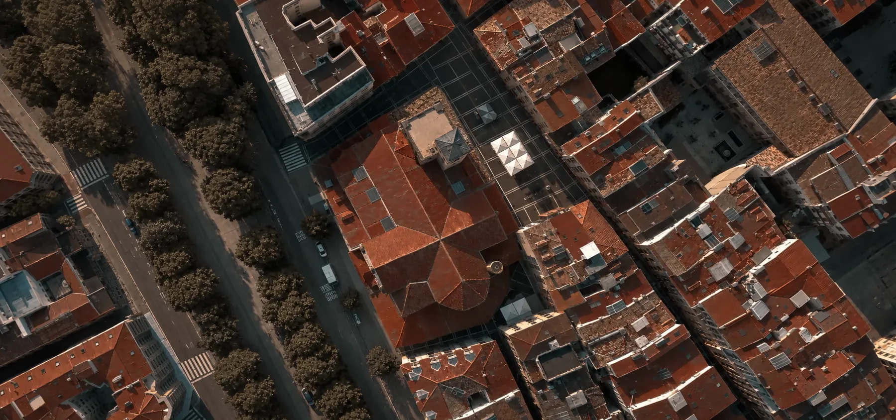Fotograma de vídeo de boda de DOME Weddings: plano cenital con dron de los tejados de un pueblo