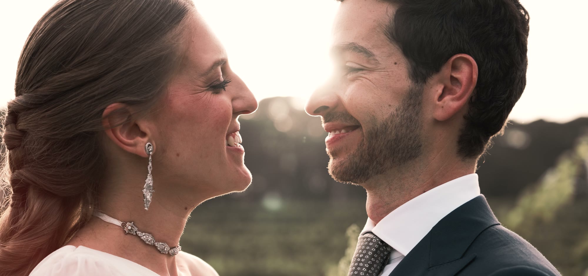 Fotograma de vídeo de boda de DOME Weddings: los novios sonríen frente a frente